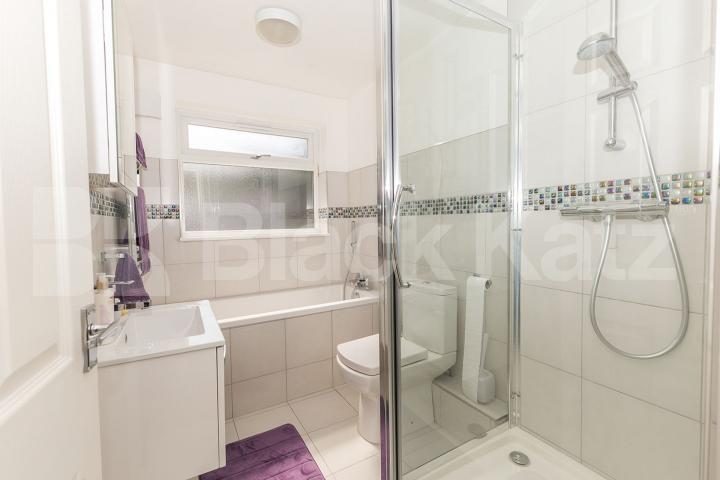 Stunning ground floor 2 bedroom property to rent with driveway for 2 cars Uplands Park Road, Enfield 